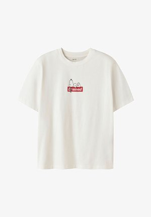 Hvid T-shirt med korte ærmer med en lille grafik af Snoopy, der ligger over ordet "Drained" i røde blokbogstaver på brystet.