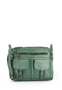 Grüne Leder-Crossbody-Tasche mit zwei Fronttaschen, einem Reißverschluss oben und einem verstellbaren Tragegurt. Glatte Textur und minimalistisches Design.