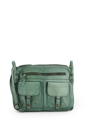 Zelená kožená crossbody taška s dvěma předními kapsami, horním zipovým uzávěrem a nastavitelným popruhem. Hladký povrch a minimalistický design.