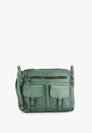 Groene leren crossbody tas met twee voorkeuken, een ritssluiting aan de bovenkant en een verstelbare riem. Gladde textuur en minimalistisch ontwerp.