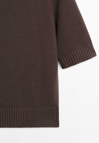 Maglione a maniche corte marrone scuro lavorato a maglia con polsini e orlo a costine su sfondo bianco.