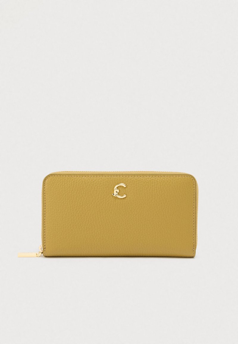 Κίτρινο δερμάτινο πορτοφόλι με υφή, διακοσμημένο με χρυσό λογότυπο γράμματος 'C' μπροστά. Κλείσιμο με φερμουάρ και ασημί εξαρτήματα.