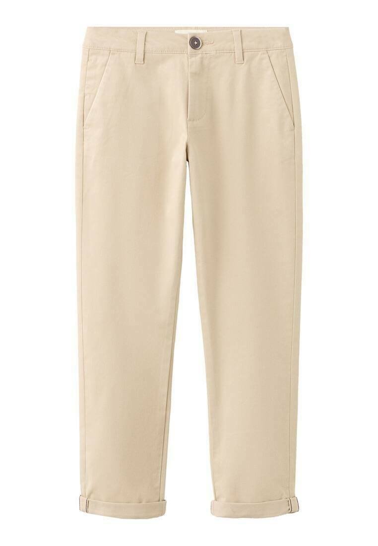 Bež chino hlače z ravnim krojem nogavic, z dvema sprednjima žepoma in zapiranjem na en gumb. Obrnjeni robovi pri gležnjih. Gladek tekstura.