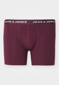 Burgunderfarbene Herren-Boxershorts aus weicher Baumwolle mit einem schwarzen elastischen Bund, der die weiße "JACK & JONES"-Markierung trägt. Glatte Textur und figurbetontes Design.