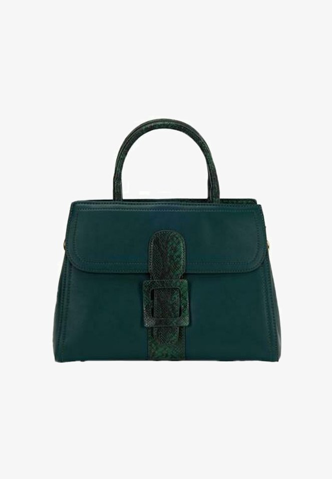 Ciemnozielona skórzana torebka o usztywnionym kształcie, z fakturowanym akcentem przypominającym skórę węża oraz wyraźnym zapięciem na klamrę.