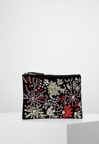 Svart sammetshandväska prydd med flerfärgade blomsterpaillettes i röd, rosa, guld och silver, med en dragkedjestängning upptill.