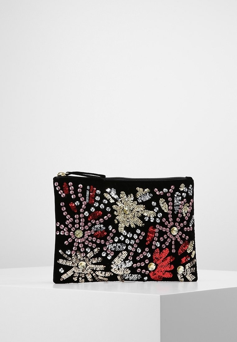 Svart sammetshandväska prydd med flerfärgade blomsterpaillettes i röd, rosa, guld och silver, med en dragkedjestängning upptill.