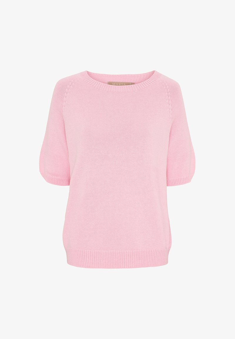 Lyserød kortærmet sweater med rund halsudskæring, blød strikket tekstur, ribbede manchetter og kant. Har diskrete sting på skuldrene.