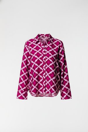 Chemise à manches longues rose et blanche avec un motif floral, dotée d'un col classique et d'une patte de boutonnage, fabriquée en tissu lisse.