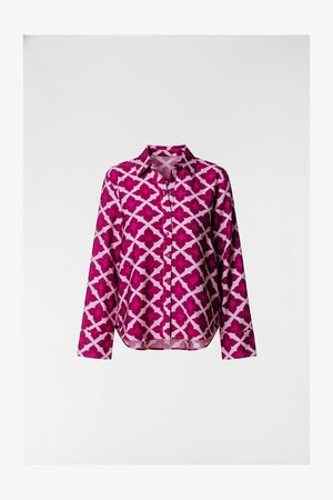 Chemise à manches longues rose et blanche avec un motif floral, dotée d'un col classique et d'une patte de boutonnage, fabriquée en tissu lisse.