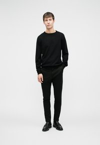 Jack & Jones JJEBASIC CREW NECK - Džemperis - schwarz