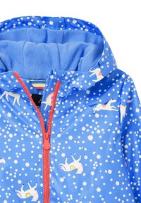 Blauer Kinder-Regenjacke mit weißen Pferde- und Gänseblümchenmotiven, rotem Reißverschluss und einer weichen Fleece-futterten Kapuze.