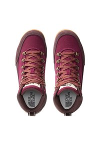 Scarpe da trekking bordeaux con design testurizzato, lacci rotondi, occhielli in metallo e suole in gomma. Etichetta interna visibile con il nome del marchio.