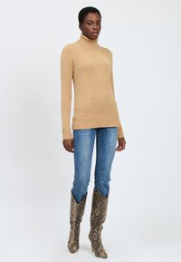 INFLUENCER TURTLENECK - Maglione - camel