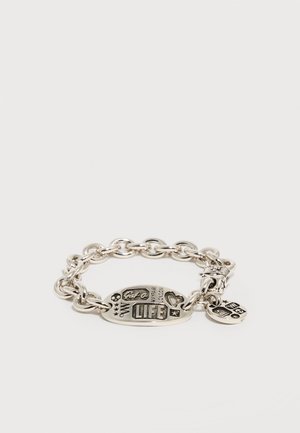 Pulsera de cadena plateada con placa ovalada grabada con "LIFE", calavera, corazón, estrellas y "Mayfair London", con un cierre y un pequeño colgante.