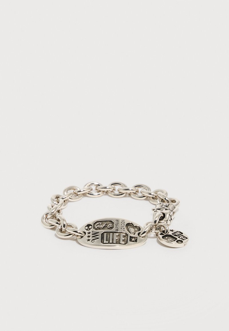 Ασημένιο βραχιόλι αλυσίδας με οβάλ πλάκα χαραγμένη με τις λέξεις «LIFE», κρανίο, καρδιά, αστέρια και την επιγραφή «Mayfair London», με κούμπωμα και μικρό κρεμαστό γούρι.