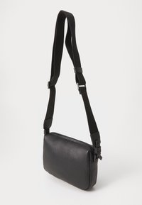 Borsa a spalla in pelle nera con superficie testurizzata, forma rettangolare e tracolla regolabile con hardware e fibbie in plastica.