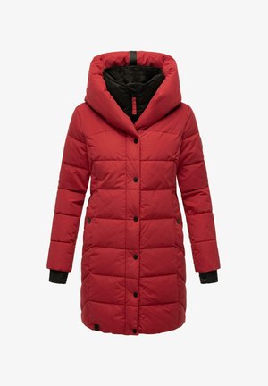 Czerwony, pikowany płaszcz z dużym kapturem, z przodu na guziki, z czarnymi mankietami. Wnętrze ma kontrastową, czarną podszewkę.