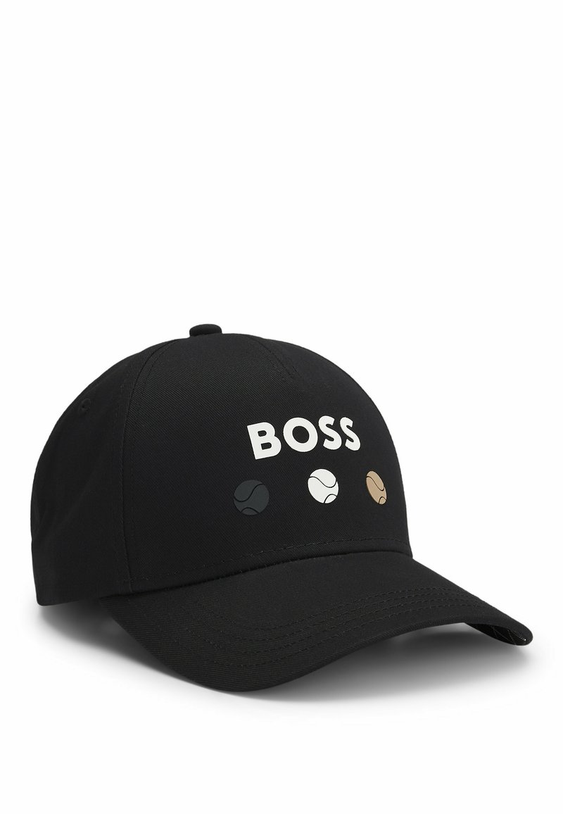 Cappellino da baseball nero con la scritta "BOSS" in bianco, accompagnata da tre icone di palline da tennis colorate sottostanti. Realizzato in tessuto resistente con visiera curva.