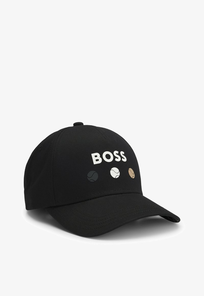 Cappellino da baseball nero con la scritta "BOSS" in bianco, accompagnata da tre icone di palline da tennis colorate sottostanti. Realizzato in tessuto resistente con visiera curva.