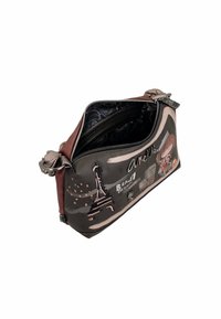 Bolso sintético negro y burdeos con impresiones decorativas de la Torre Eiffel y texto, que cuenta con un cierre superior, correa corta y forro de estampado.