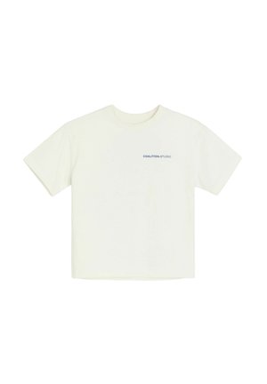 Biały T-shirt z krótkim rękawem, okrągłym dekoltem i małym niebieskim napisem ""COALITION.STUDIO"" na lewej piersi.