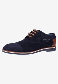 Chaussures de ville pour homme en suede bleu marine avec des lacets et un détail de talon marron, bout perforé, bord blanc de semelle, et logo Bugatti sur le côté.