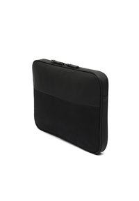 Czarna etui na laptopa z gładką górą i teksturowaną dolną częścią, z zamkiem błyskawicznym i smukłym prostokątnym kształtem.
