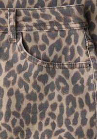 Tkanina dżinsowa z brązowo-ciemnoszarym wzorem w cętki lamparta, z przednią kieszenią z widocznym przeszyciem i małym metalowym nit.