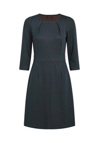 Tummansininen mekko, jossa on kolme neljännestä hihoja, esittää geometrista kuviota punaisena ja vihreänä, vyötärö on muotoiltu ja hame on levenevä.