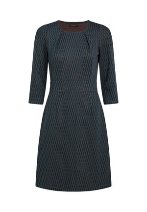 Une robe bleu foncé avec des manches trois-quarts, présentant un motif géométrique en rouge et en vert, avec une taille cintrée et une jupe évasée.