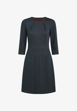Ciemnoniebieska sukienka z rękawami o długości trzech czwarte, z geometrycznym wzorem w kolorze czerwonym i zielonym, dopasowana w talii i z rozkloszowanym dołem.