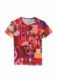 Lyhythihainen t-paita, jossa on elävä patchwork-kuvio punaisissa, vaaleanpunaisissa, purppuranvärisissä, keltaisissa ja ruskeissa sävyissä, ja joka esittelee kukka- ja koristeellisia kuvastoja.