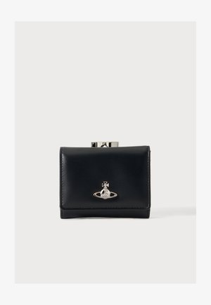 Portefeuille en cuir noir avec fermoir argenté et petit emblème en forme d'orbe argenté à l'avant, présenté sur un fond clair uni.
