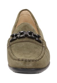 Mocassins en cuir suédé vert olive avec un bout arrondi, ornés d'une chaîne noire sur le cou-de-pied et d'une semelle texturée antidérapante.