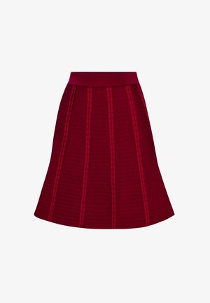 Jupe texturée rouge avec une large ceinture, une forme évasée et des motifs en côtes verticales avec des accents subtils.