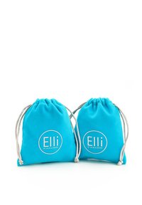 Tyrkise snørebåndsposer lavet af blødt stof. Hver af dem har et hvidt logo "Elli by Julie & Grace" i et cirkulært design.