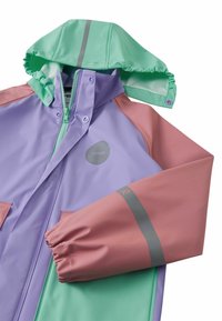 Αδιάβροχο μπουφάν πολύχρωμο με κουκούλα· διαθέτει μοβ, πράσινες και ροζ πινακίδες, ελαστικά μανίκια και κ υκλικό λογότυπο στο στήθος.