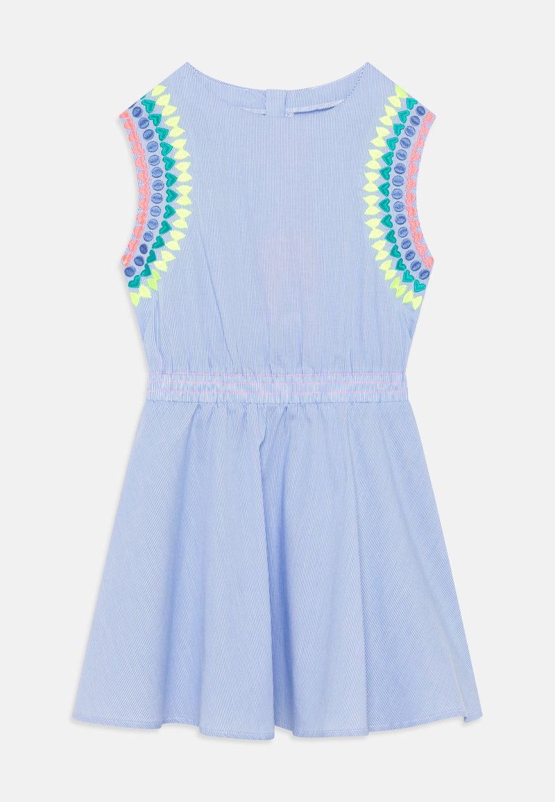 Robe bleu clair sans manches avec des rayures subtiles, taille élastique et motifs brodés colorés en jaune, vert, bleu et rose sur les épaules.