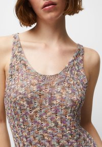 Top de punto con tirantes anchos que presenta hilos multicolores en púrpura, azul y melocotón, con una textura suelta y transpirable.