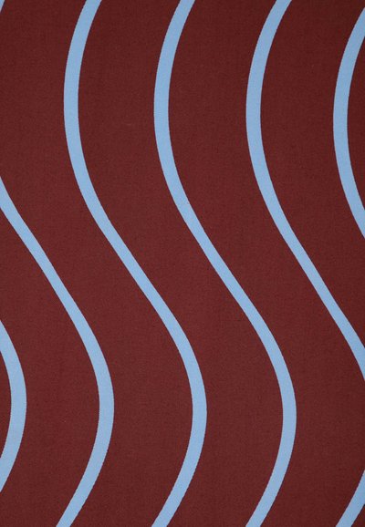 Surface marron avec des lignes bleues ondulées verticales espacées uniformément créant un motif abstrait répétitif.