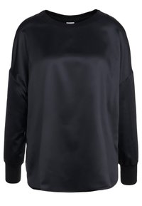 Svart satin långärmad topp med rund halsringning, sänkta axlar och ribbade ärmslut. Slät textur och avslappnad passform.