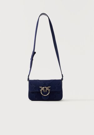 Schoudertas in marineblauw met verstelbare riem, klepsluiting en metalen ringdetail met twee vogels aan de voorkant.