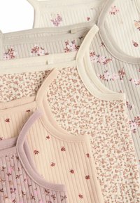 Vier gerippte Tanktops in weichen Pastellfarben, die florale Muster aufweisen, in unterschiedlichen Beige- und Rosatönen, mit kontrastierenden Verzierungen und Kragen-Details.