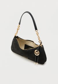 Μαύρη τσάντα από σουέντ με καμπυλωτό σχήμα, χρυσή αλυσίδα χειρολαβής και φερμουάρ κλεισίματος. Το εσωτερικό είναι επενδυμένο με ανοιχτόχρωμο ύφασμα. Περιλαμβάνεται και η χαρακτηριστική λογότυπη γοητεία.