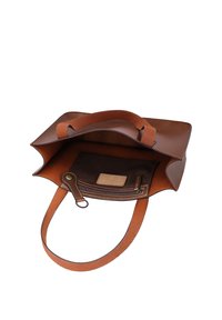 Borsa a mano in pelle marrone con apertura superiore, che mostra una piccola tasca con cerniera e manici lunghi all'interno.