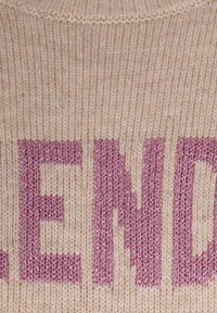 Maglione beige con texture a coste e scritte in maglia rosa. Il tessuto è morbido, con collo tondo e design morbido.