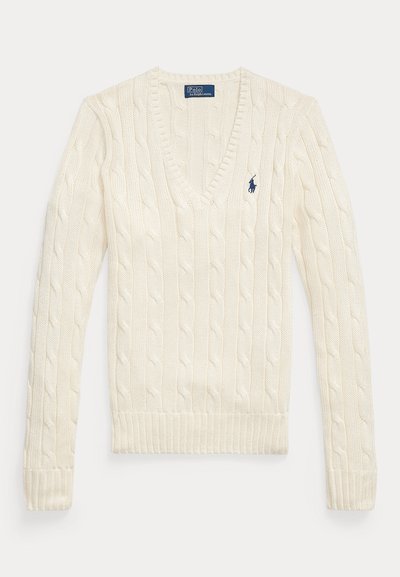 Kremowy sweter z dzianiny warkoczowej z dekoltem w serek, długimi rękawami i małym ciemnoniebieskim logo Polo Ralph Lauren na lewej piersi.