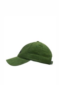 Grön kordfläskeballcap med böjd skärm, justerbart band och ventilationshål; har en liten svart etikett på framsidan.