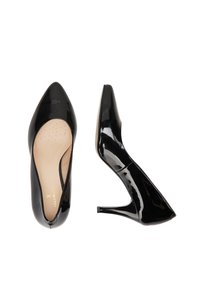 Cizme negre din piele lacuită cu vârf ascuțit, design cu decolteu jos și toc stiletto subțire. Interior moale cu perne perforate.